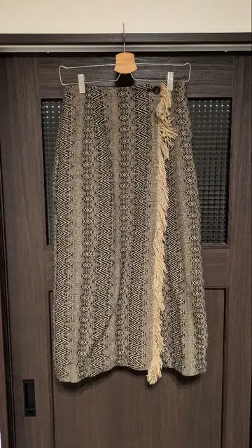자카드 프린지 랩 스커트