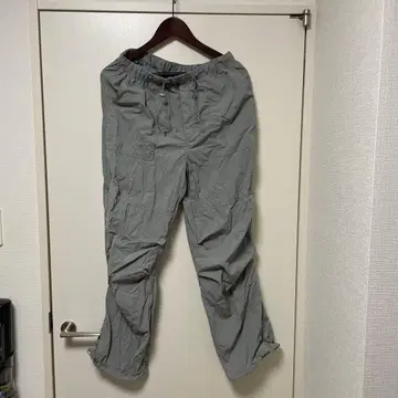 그레이의 경량 팬츠