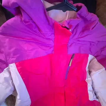 핑크와 화이트의 다운 자켓