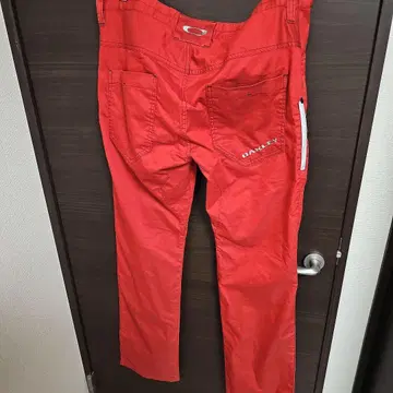 Oakley 빨간색 팬츠 백 포켓 부착