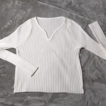 화이트 리브 편직 V넥 긴팔 니트