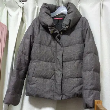 그레이 체크 무늬 다운 자켓