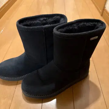 에뮤 ( EMU ) 의 퍼 달린 무스탕 숏부츠 블랙