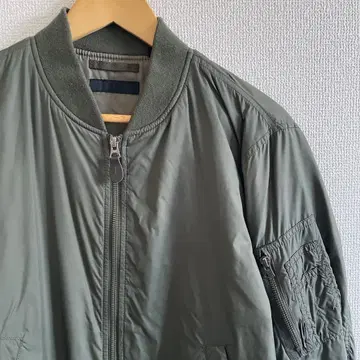 올리브 그린 집업 점퍼