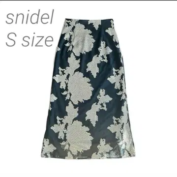 스나이델 롱 스커트 꽃무늬 샤이니 내로우 스커트 블랙 골드