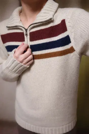 크림색 하프 지퍼 니트 스웨터