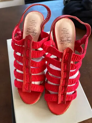 레드 스트랩 샌들 코르크 힐