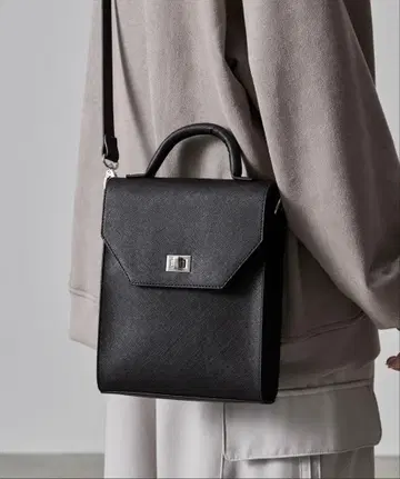 [CLEL] 인조 가죽 스퀘어 숄더백 블랙 플랩 포함 [완판템]