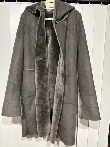 그레이 후드 부착 무스탕 롱 코트