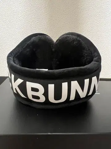 블랙 로고 귀도리