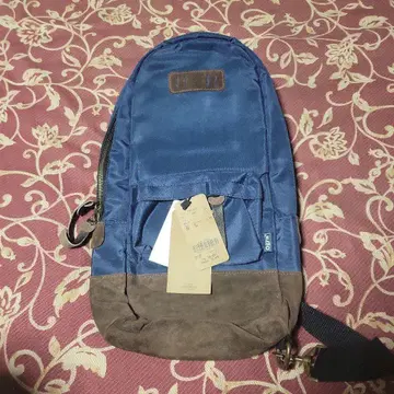 심플한 파란색 백팩