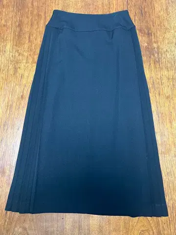 블랙 사이드 플리츠 스커트