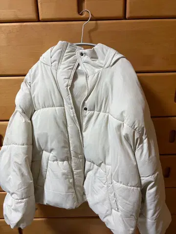 화이트 다운 자켓 후드 부착