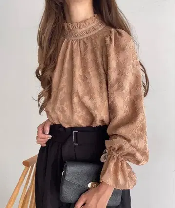 FILLOU 프릴 칼라 플라워 자카드 블라우스 베이지 L size