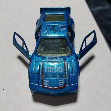 파란 터보 로고가 달린 미니카