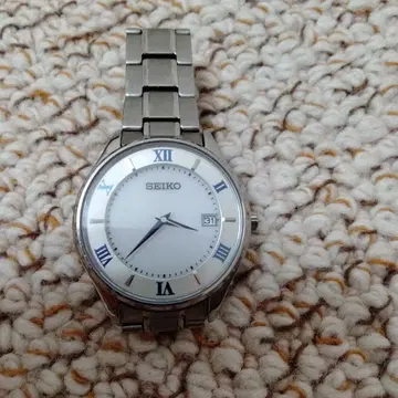 세이코 V157-0CZ0 화이트 다이얼 로고 달력 포함