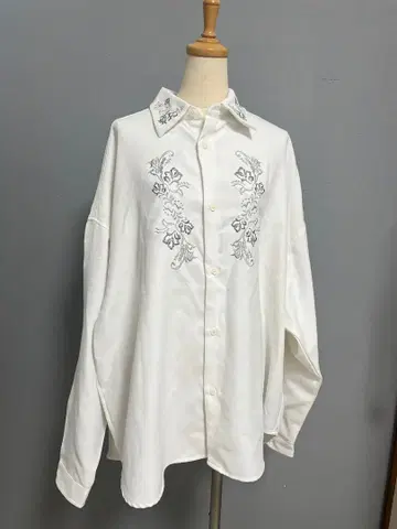 AZUL by moussy 자수 화이트 셔츠