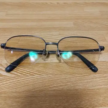 실버 메탈 프레임 오벌 안경