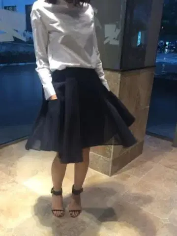 새상품급 두지엠 클라세 구매 CINOH 치노 플레어 스커트 36 네이비