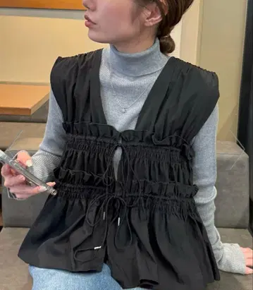 Discoat [ umm. ] 개더 리본 사용 슬리브리스 블라우스