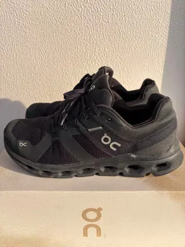 On Cloudrunner 블랙 스니커즈