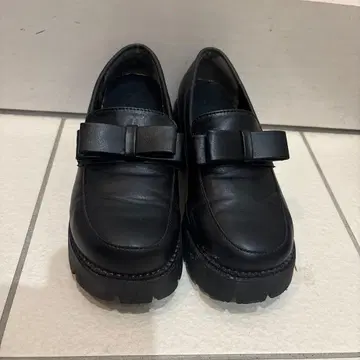 csT&P 리본 포함 로퍼 펌프스