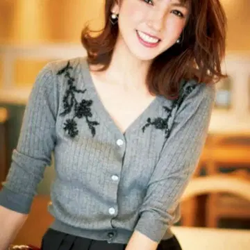 저스길리티 비즈 자수 가디건