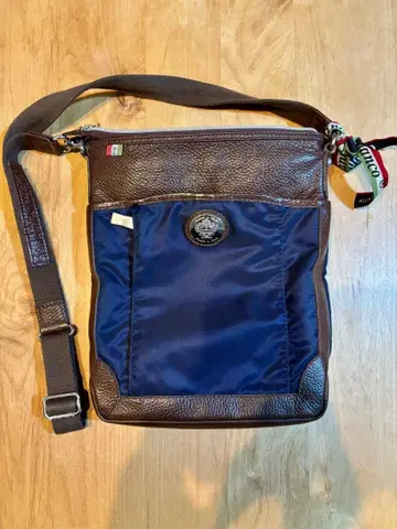 올리비아 숄더백 새상품급 중고