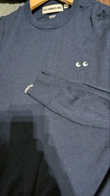 네이비 니트 스웨터 아냐 힌드마치 x UNIQLO