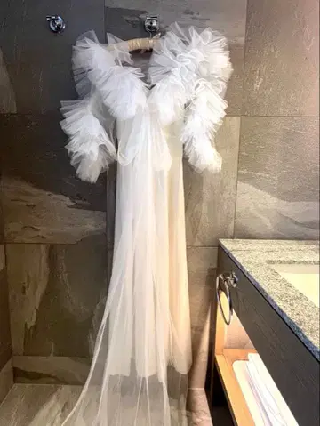 프릴 달린 화이트 웨딩 드레스 2차 모임