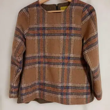 브라운 계열 체크 무늬 긴팔 니트