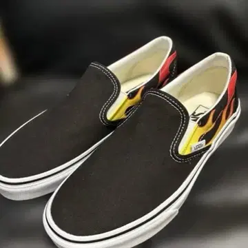 Vans 슬립온 블랙/레드 프레임 패턴