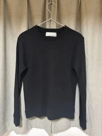 Edition 블랙 크루넥 스웨터 투모로우랜드