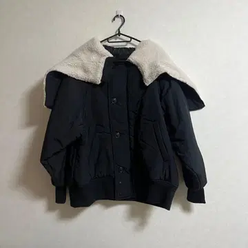 보아 카라 부착 블랙 다운 자켓