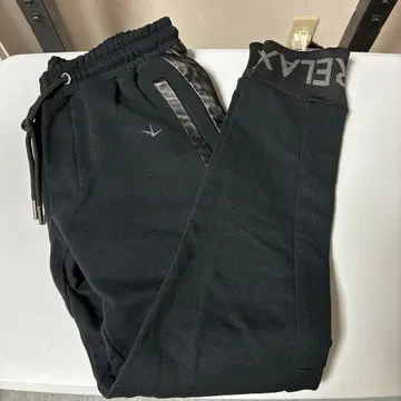 블랙 조거 팬츠 사이드 스트라이프 포함