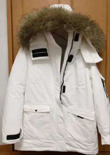 화이트 퍼 달린 다운 자켓