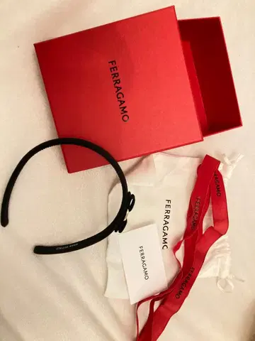 FERRAGAMO 블랙 리본 머리띠
