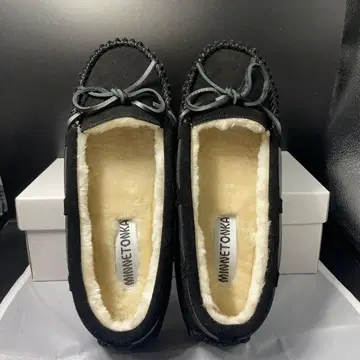 [박스형 미사용품] 미네통카 칼리 블랙 모카신 25cm