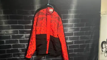 빨간색과 블랙의 패턴 점퍼