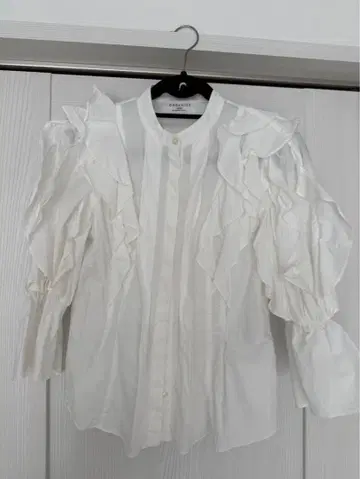 SNIDEL 프릴 장식 화이트 셔츠