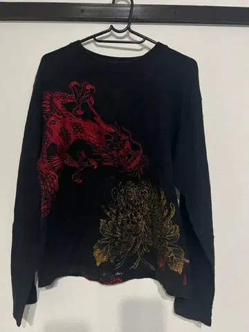 일본풍 패턴 긴팔 T셔츠 카라쿠리타마시