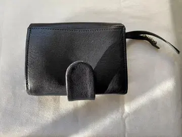 ikot 소가죽 이단 접이식 지갑 블랙 실버