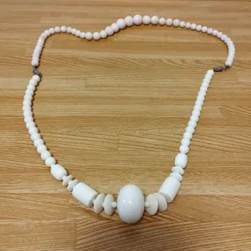 화이트 비즈 목걸이