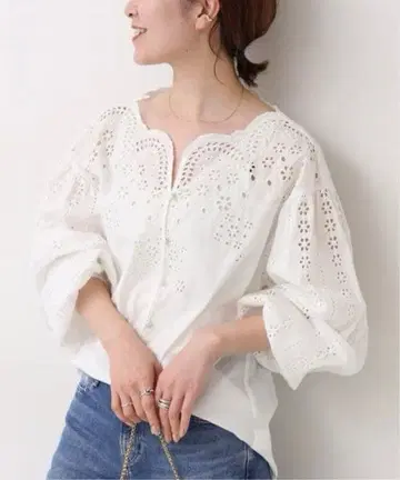 Spic and Span 스칼라넥 자수 블라우스