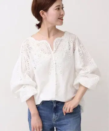 Spic and Span 스칼라넥 자수 블라우스