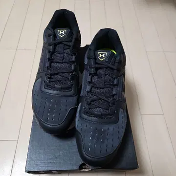 언더 아머 블랙 스파이크 슈즈