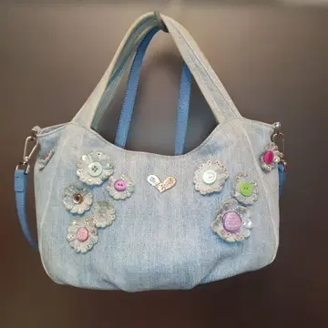 싱크 비 데님 블루 꽃과 버튼의 숄더백