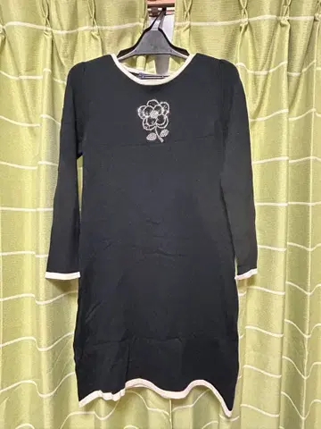 블랙 꽃 자수 무릎 기장 원피스 38