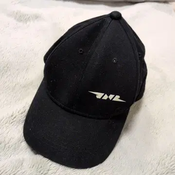 블랙 캡 실버 로고 부착