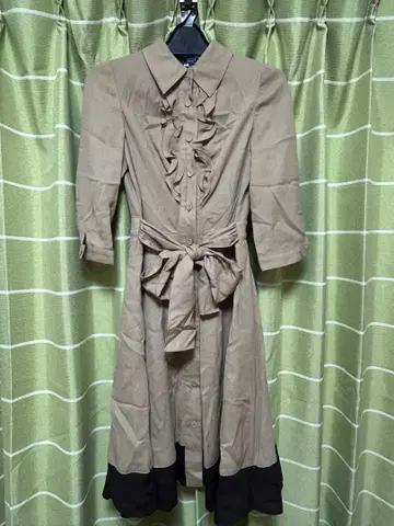 프릴이 달린 카키색과 짙은 갈색의 셔츠 원피스